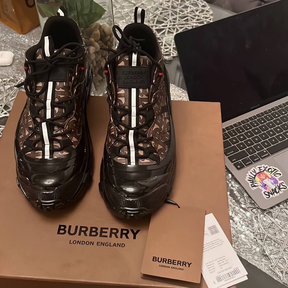 Sneakers - Picture 2 of 5